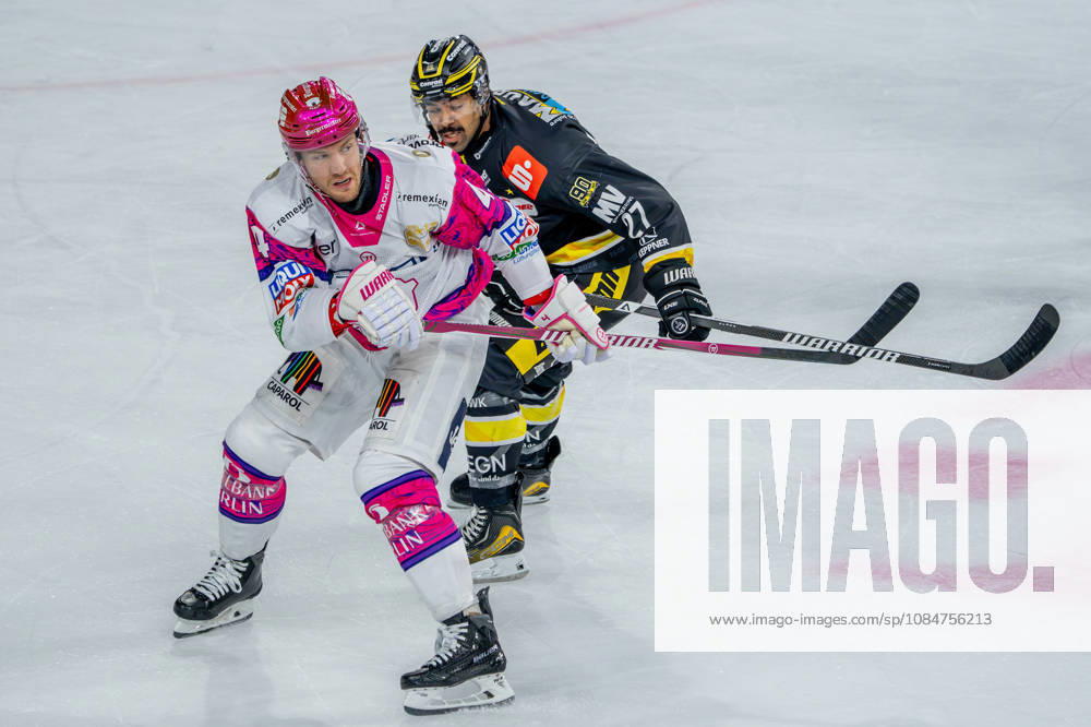 Ice Hockey, DEL, Krefeld Pinguine vs. Eisbären Berlin, 2026–27 Season, YAYLA Arena, Krefeld: Adam Smith of Eisbären Berlin 04 in a one-on-one battle against C. J. Suess of Krefeld Pinguine 27, North Rhine-Westphalia, Germany