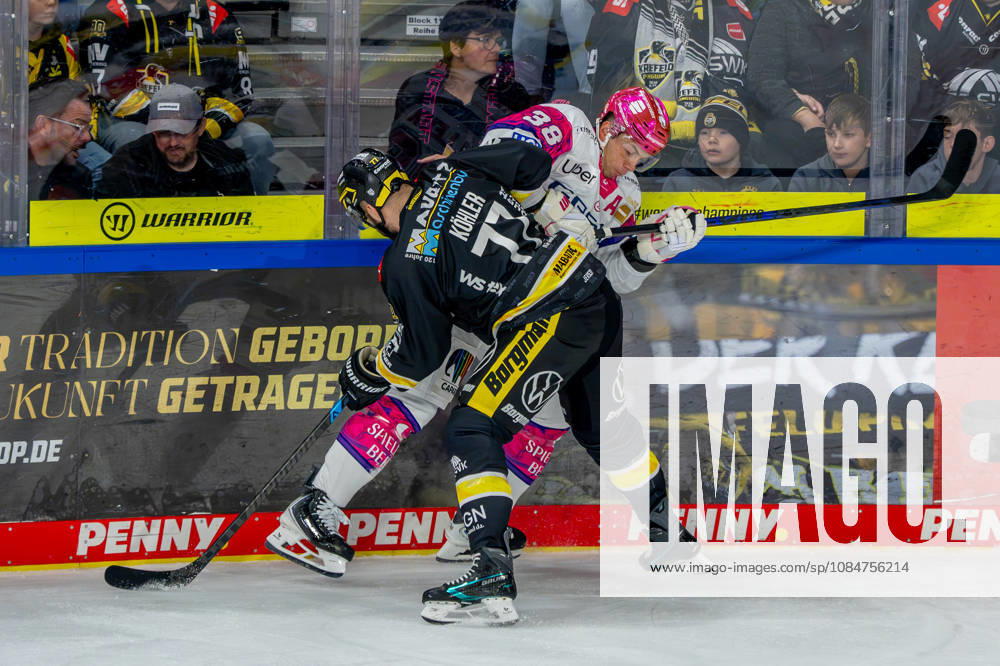Ice Hockey, DEL, Krefeld Pinguine vs. Eisbären Berlin, 2026–27 Season, YAYLA Arena, Krefeld; Mick Köhler (Krefeld Pinguine, 77) in a one-on-one battle against Yannick Veilleux (Eisbären Berlin, 38); North Rhine-Westphalia, Germany