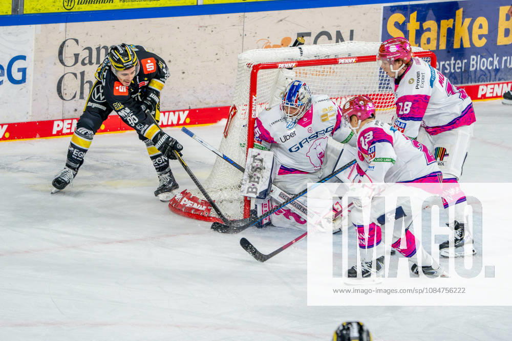 Ice Hockey, DEL, Krefeld Pinguine vs. Eisbären Berlin, 2026–27 Season, YAYLA Arena, Krefeld: Mathew Santos (Krefeld Pinguine, 95) in a one-on-one battle against goalie Jonas Neffin (Eisbären Berlin, 75), Rihards Griva (Eisbären Berlin, 23), and Jonas Müller (Eisbären Berlin, 18), North Rhine-Westphalia, Germany