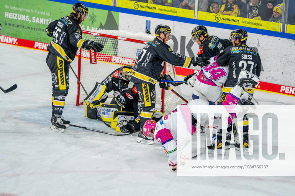 Ice Hockey, DEL, Krefeld Pinguine vs. Eisbären Berlin, 2026–27 Season, YAYLA Arena, Krefeld: Ty Ronning (Eisbären Berlin 09) and Liam Kirk (Eisbären Berlin 94) in the scramble in front of goalie Juha Jatkola’s net; Krefeld Pinguine 32, North Rhine-Westphalia, Germany