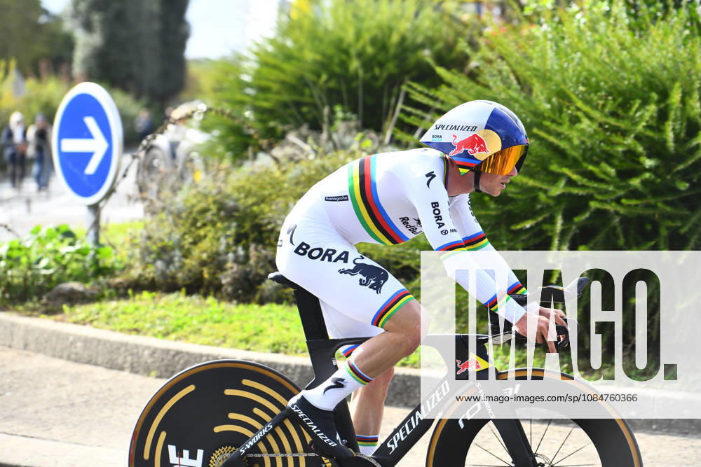 Les Herbiers, Pays De La Loire, France: Red BullÃBoraÃHansgrohes Belgian rider Remco Evenepoel competes in the Chrono des Nations in Les Herbiers, France, on October 18, 2026. Les Herbiers France - ZUMAh284 20261018_znp_h284_007