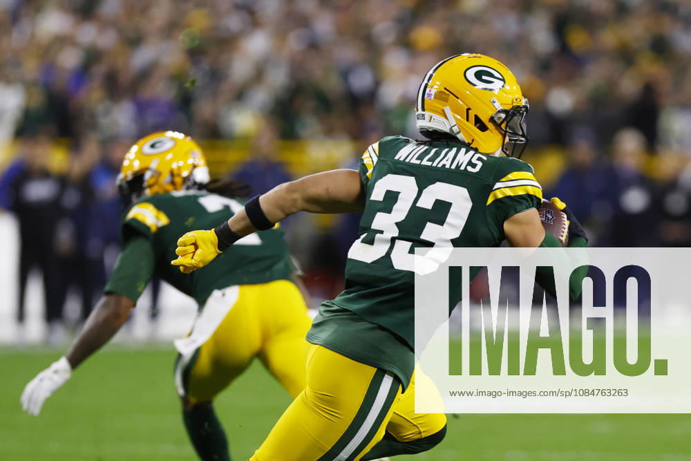GREEN BAY, WI - OCTOBER 18: Dallas Cowboys running back Javonte Williams (33) returns an interception during a game between the Green Bay Packers and the Dallas Cowboys on October 18, 2026 at Lambeau Field in Green Bay, WI. (Photo by Larry Radloff Icon Sportswire) NFL, American Football Herren, USA OCT 18 Cowboys at Packers Icon2610182392