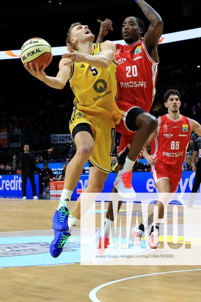 Germany, GER, DEU, Basketball, BBL Cup, Day 1, 2026–2027 Season, Berlin, ALBA Berlin vs. Bamberg, Sam Griesel (ALBA Berlin 5), Mylik Wilson (Bamberg 10), nordphoto GmbH, Engler Berlin, Uber Arena Berlin, Germany