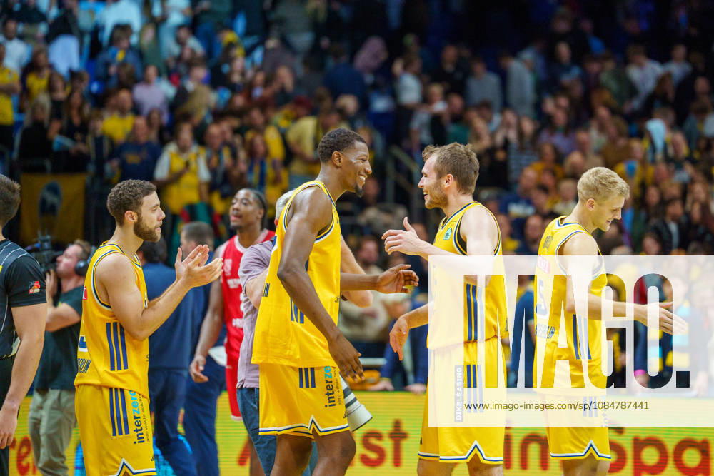 In the photo: After the game, Alba Berlin wins, celebration, joy, October 19, 2026, Alba Berlin vs. BMA365 Bamberg Baskets, BBL Cup Round of 16, basketball, 2026–27 season, Uber Arena