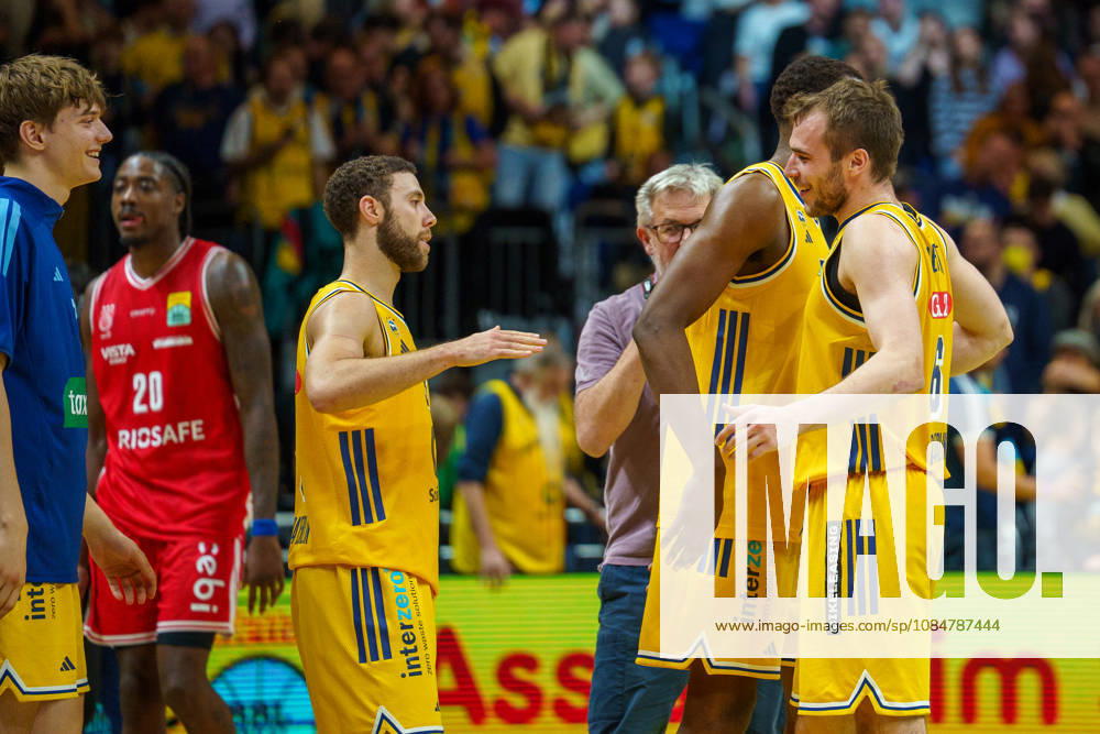 In the photo: After the game, Alba Berlin wins, celebration, joy, October 19, 2026, Alba Berlin vs. BMA365 Bamberg Baskets, BBL Cup Round of 16, basketball, 2026–27 season, Uber Arena