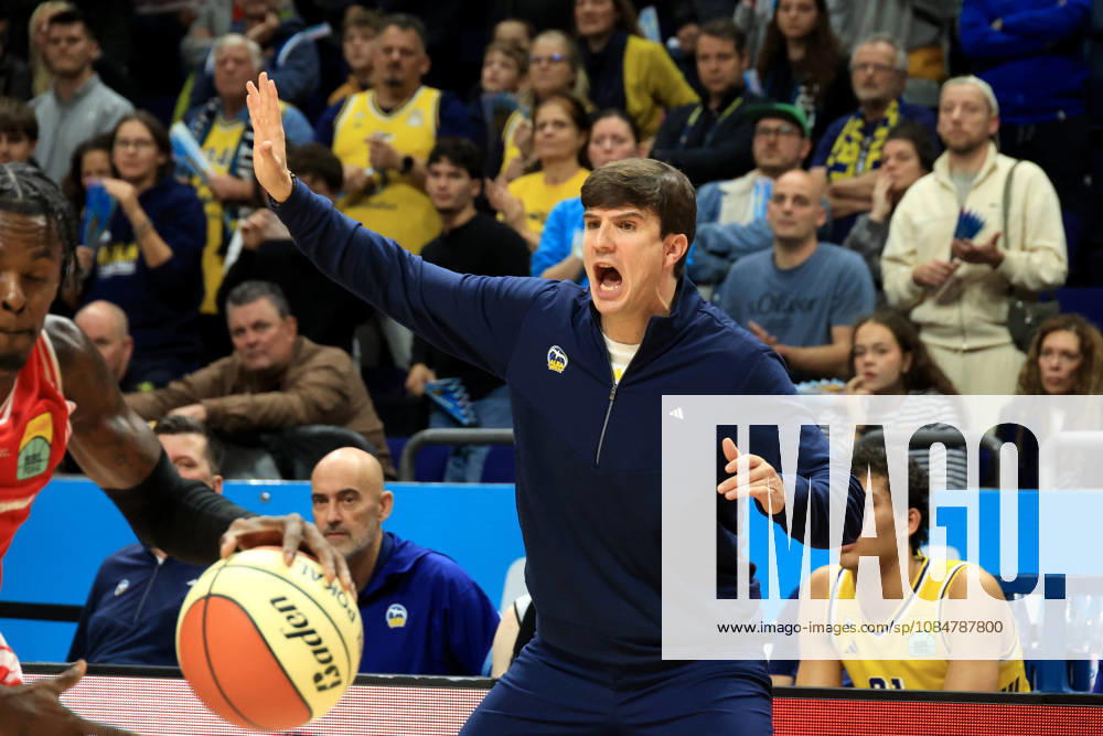 Germany, GER, DEU, Basketball, BBL Cup, Day 1, 2026–2027 Season, Berlin, ALBA Berlin vs. Bamberg HEAD COACH Pedro Calles ALBA Berlin nordphoto GmbH Engler Berlin Uber Arena Berlin Germany