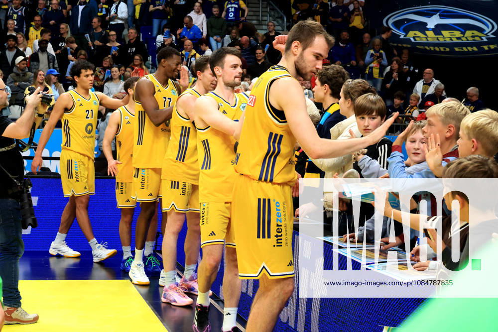Germany, GER, DEU, Basketball, BBL Cup, Day 1, 2026–2027 Season, Berlin, ALBA Berlin vs. Bamberg ALBA players, cheering, celebrating, joy, happiness, happy, positive emotions, ALBA fans nordphoto GmbH Engler Berlin Uber Arena Berlin Germany