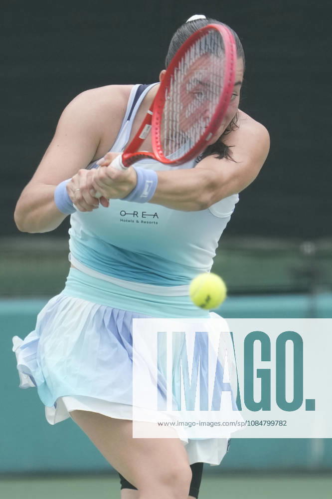 WTA, Tennis Damen Kinoshita Group Japan Open - Day 2 Tereza Valentova of the Czech Republic plays against Shuai Zhang of China during their round of 32 singles match at the 2026 Kinoshita Group Japan Open Women s tennis tournament at Utsubo Tennis Center in Osaka, Japan, on October 20, 2026. Osaka Japan