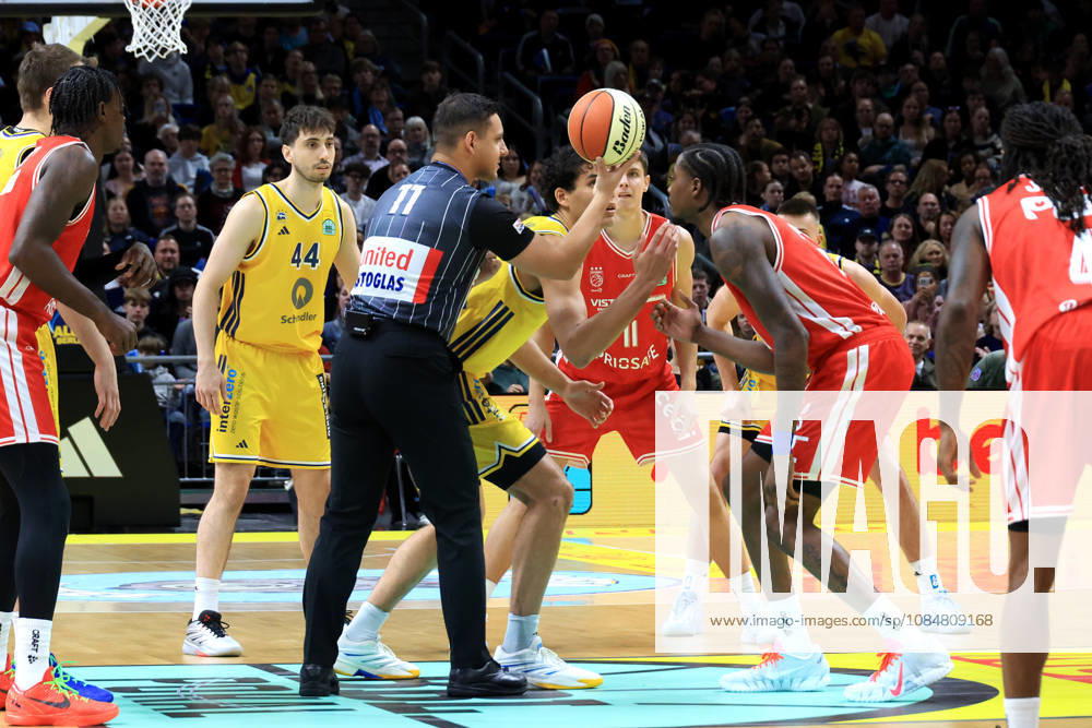 Germany, GER, DEU, Basketball, BBL Cup, Day 1, 2026–2027 Season, Berlin, ALBA Berlin vs. Bamberg Tip-off, Referees: BRANDON ANGEL (ALBA Berlin 21), Hason Ward (Bamberg 20), nordphoto GmbH, Engler Berlin, Uber Arena, Berlin, Germany