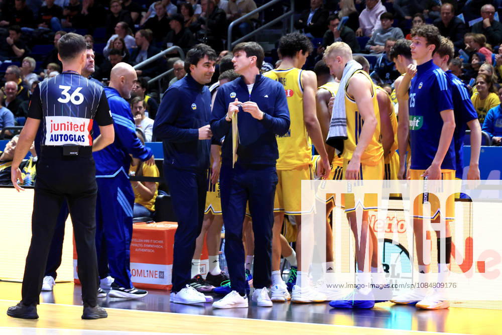 Germany, GER, DEU, Basketball, BBL Cup, Day 1, 2026–2027 Season, Berlin, ALBA Berlin vs. Bamberg, Head Coach Pedro Calles (ALBA Berlin), Assistant Coach Vladimir Bogojevic (ALBA Berlin), ALBA players, nordphoto GmbH, Engler, Berlin, Uber Arena, Berlin, Germany