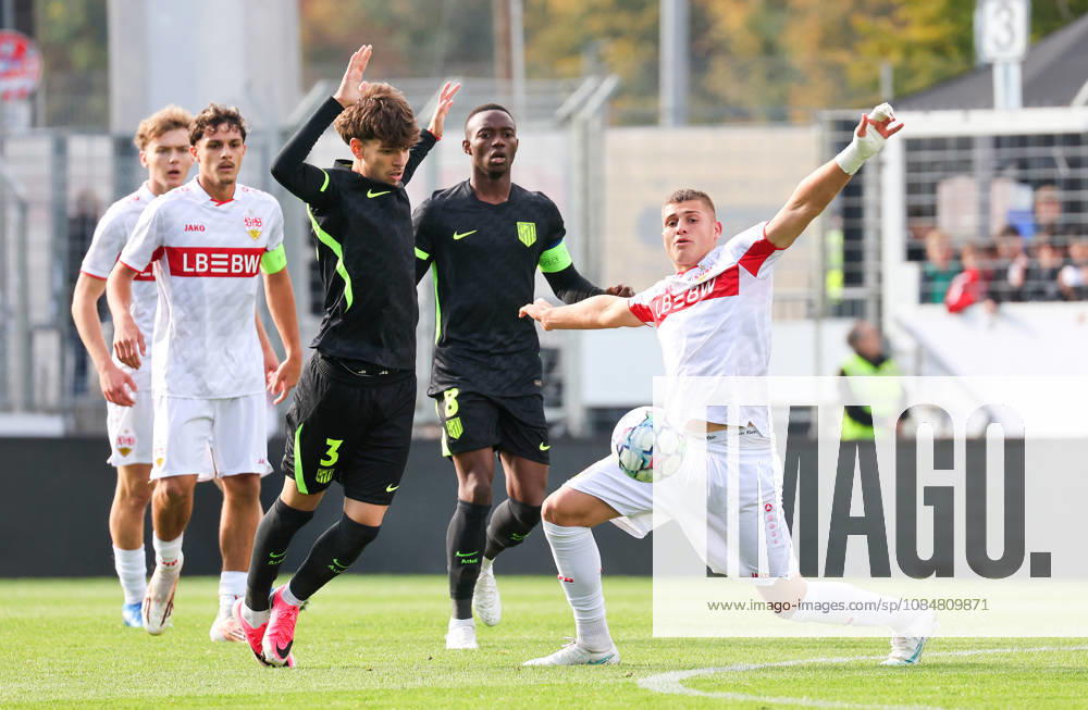 Stuttgart, U19 Champions League, 2026–2027 season, U19 Youth League: VfB Stuttgart vs. Atlético Madrid, from left: Oscar Parejo (Atlético Madrid), Enis Redzepi (VfB)