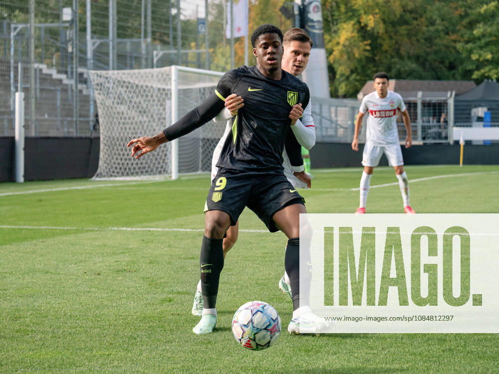 Tackle: Gabriel Obama (Atlético Madrid, 09) holds off Antonijo Janjic (VfB Stuttgart, 02); ball retention, shielding, ball control, physical play, dynamism, offensive play; GER, soccer, VfB Stuttgart vs. Atlético Madrid, UEFA Youth League, Matchday 3, Stuttgart, 2026–2027 season, October 20, 2026 GER, soccer, VfB Stuttgart vs. Atlético Madrid, UEFA Youth League, Matchday 3, Stuttgart, 2026–2027 season, October 20, 2026 Stuttgart