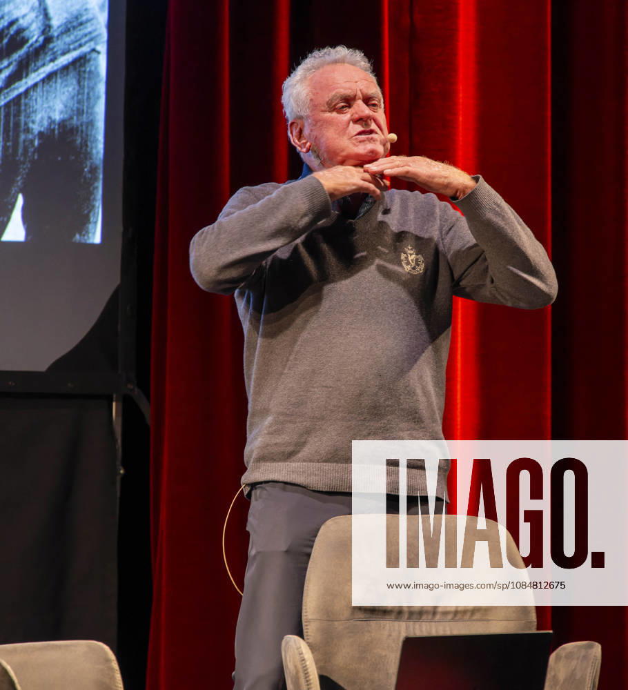 Mindelheim, Unterallgäu: Sepp Maier, the former goalkeeper for FC Bayern Munich, is going on tour with his autobiography, Sepp Maier Live, performing on stages across Bavaria.