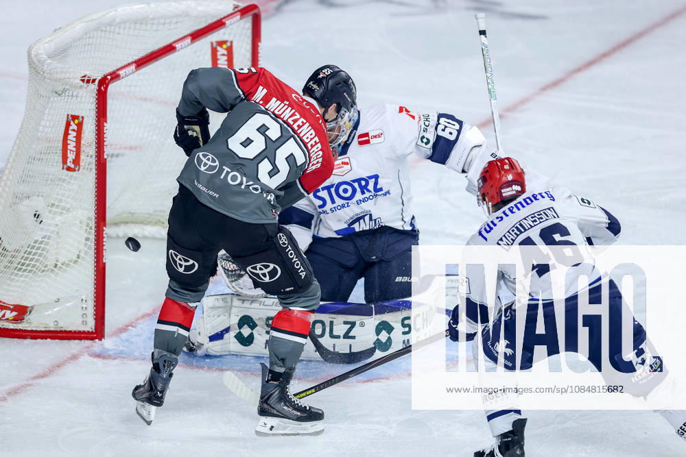 Ice hockey, DEL, Kölner Haie vs. Schwenninger Wild Wings, Matchday 49, 2026–27 season, Lanxess Arena, Cologne; Marco Münzenberger of the Kölner Haie (No. 65) attacks the goal defended by Joacim Eriksson (SWW, No. 60), North Rhine-Westphalia, Germany