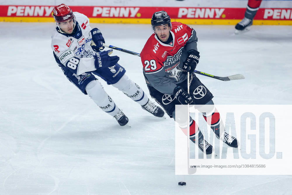 Ice hockey, DEL, Kölner Haie vs. Schwenninger Wild Wings, Matchday 49, 2026–27 season, Lanxess Arena, Cologne; Tim Fleischer (Kölner Haie, 29) in a one-on-one battle against Kyle Platzer (SWW, 88), North Rhine-Westphalia, Germany