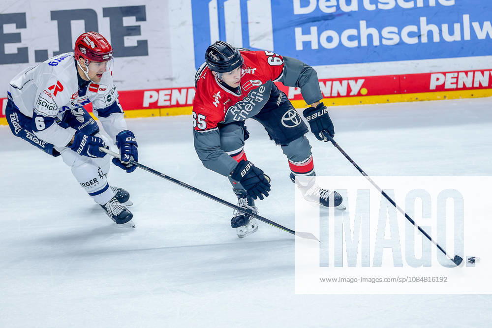 Ice hockey, DEL, Kölner Haie vs. Schwenninger Wild Wings, Matchday 49, 2026–27 season, Lanxess Arena, Cologne; Alexander Peters (SWW 06) in a one-on-one battle against Marco Münzenberger (Kölner Haie 65), North Rhine-Westphalia, Germany