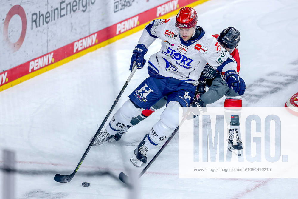 Ice hockey, DEL, Kölner Haie vs. Schwenninger Wild Wings, Matchday 49, 2026–27 season, Lanxess Arena, Cologne; Alexander Peters (SWW 06) in a one-on-one battle against Louis Marc Aubry (Kölner Haie); North Rhine-Westphalia, Germany