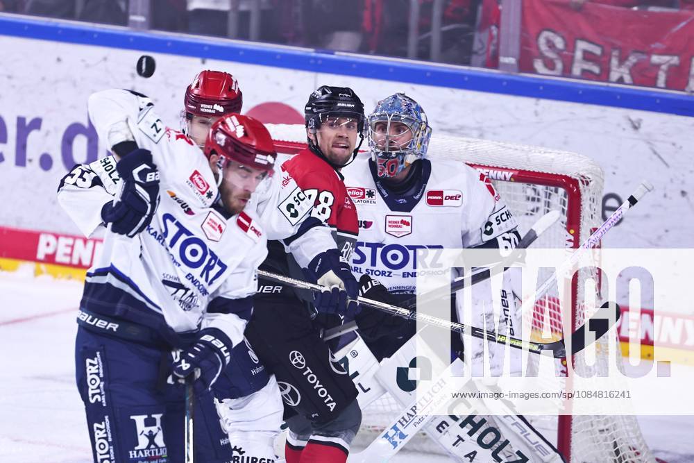 Dominik Bokk of the Cologne Sharks (78) and Joacim Eriksson of the Schwenningen Wild Wings (60) watch the puck; GER, Cologne Sharks vs. Schwenningen Wild Wings, ice hockey, Penny DEL, Matchday 49, 2026–2027 season, October 20, 2026 GER, Cologne Sharks vs. Schwenningen Wild Wings, ice hockey, Penny DEL, Matchday 49, 2026–2027 season, October 20, 2026, Cologne