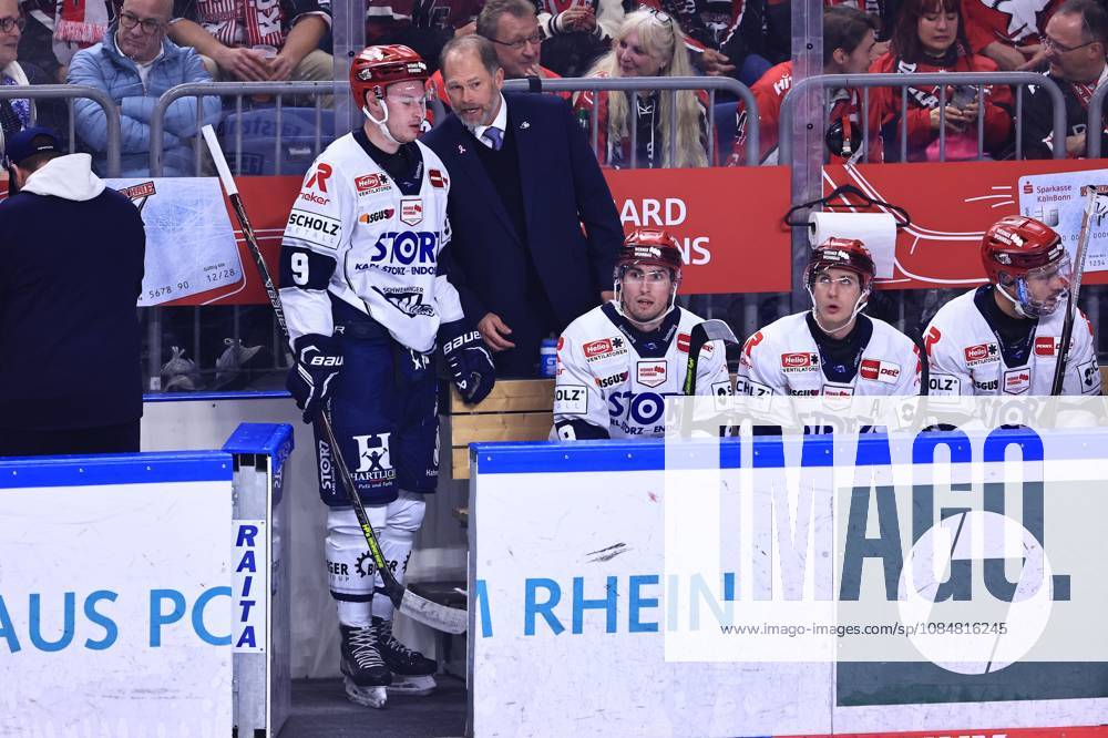 Head Coach of the Schwenninger Wild Wings, second from the left, talking with Philip Feist of the Schwenninger Wild Wings, 09 GER, Kölner Haie vs. Schwenninger Wild Wings, ice hockey, Penny DEL, Matchday 49, 2026–2027 season, October 20, 2026, GER, Cologne Sharks vs. Schwenninger Wild Wings, ice hockey, Penny DEL, Matchday 49, 2026–2027 season, October 20, 2026, Cologne