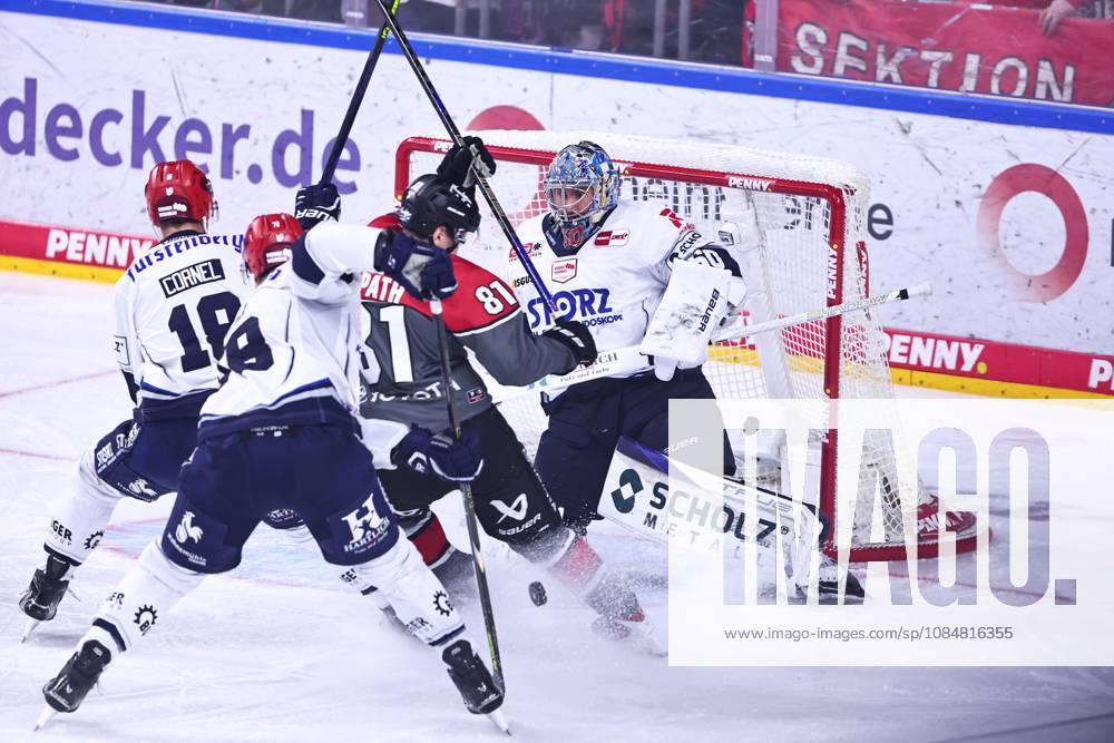 Mateu Spaeth, Cologne Sharks, 81 in front of the net of Joacim Eriksson, Schwenninger Wild Wings, 60 GER, Cologne Sharks vs. Schwenninger Wild Wings, ice hockey, Penny DEL, Matchday 49, 2026–2027 season, October 20, 2026 GER, Cologne Sharks vs. Schwenningen Wild Wings, Ice Hockey, Penny DEL, Matchday 49, 2026–2027 Season, October 20, 2026 Cologne