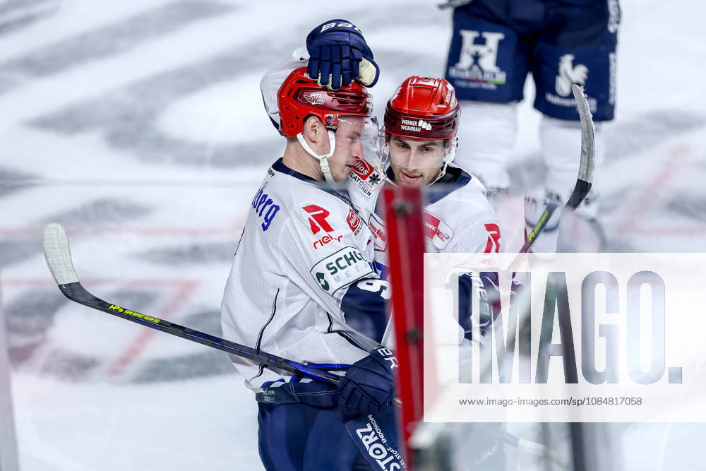 Ice Hockey, DEL, Kölner Haie vs. Schwenninger Wild Wings, Matchday 49, 2026–27 Season, Lanxess Arena, Cologne: Celebrations after the 1–0 goal by Philip Feist (SWW 09) alongside Kyle Platzer (SWW 88), North Rhine-Westphalia, Germany