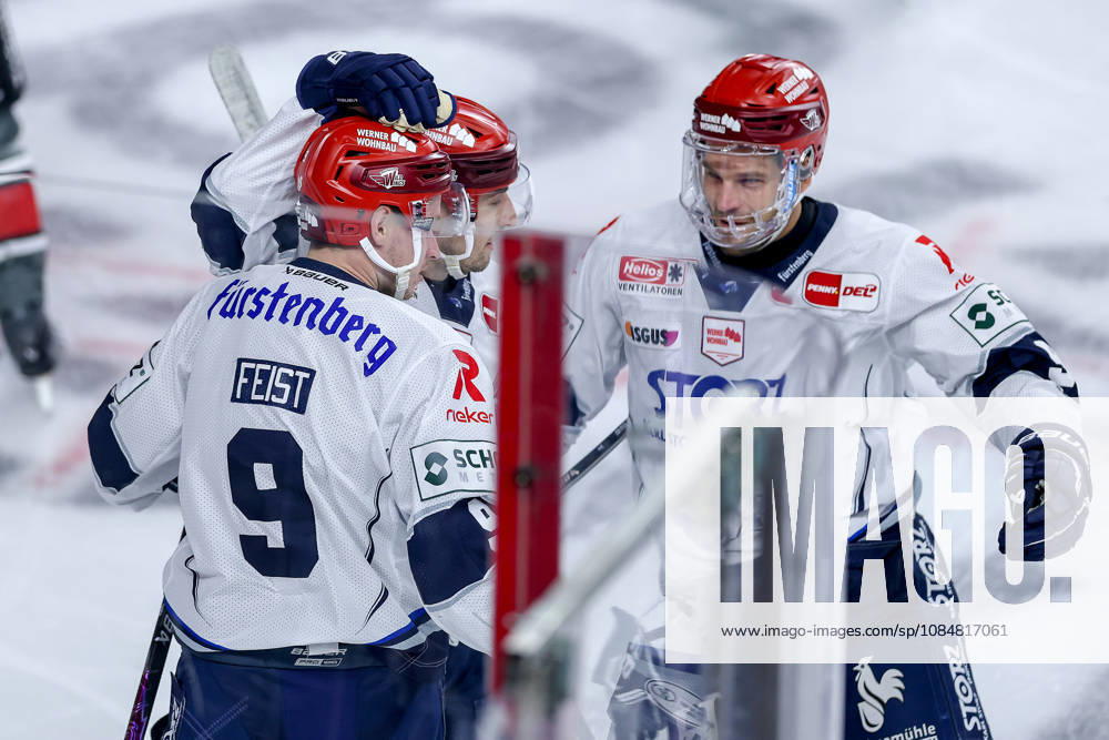 Ice Hockey, DEL, Kölner Haie vs. Schwenninger Wild Wings, Matchday 49, 2026–27 Season, Lanxess Arena, Cologne: Celebrations after the 1–0 goal by Philip Feist (SWW 09) alongside Kyle Platzer (SWW 88), North Rhine-Westphalia, Germany