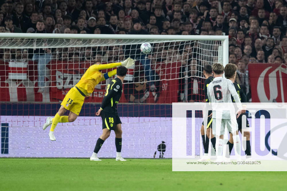 GER, Soccer, Men s, UEFA Champions League, 2026–2027 Season, Matchday 3, VfB Stuttgart vs. Atlético Madrid, scoring chance, shot on goal, Angelo Stiller (VfB Stuttgart), Jan Oblak (Atlético Madrid), save, Stuttgart MHP Arena, Baden-Württemberg, Germany