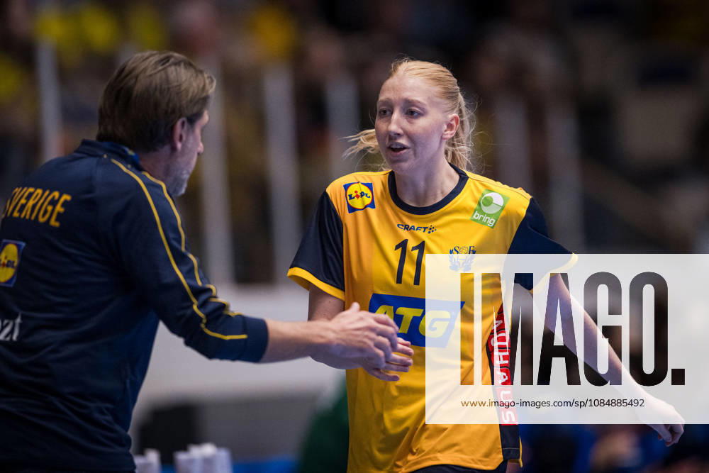 Handball, Women, International Friendly, Sweden vs. Brazil, October 22, 2022. Head coach Tomas Axnér and Tyra Axnér of Sweden during the international friendly handball match between Sweden and Brazil on October 22, 2026 in Alingsas. Photo by Christoffer Borg Mattisson, BILDBYRÅN COP 261 CB0565 handball, Swedish women s national handball team, Sweden, Brazil, national team, women s handball
