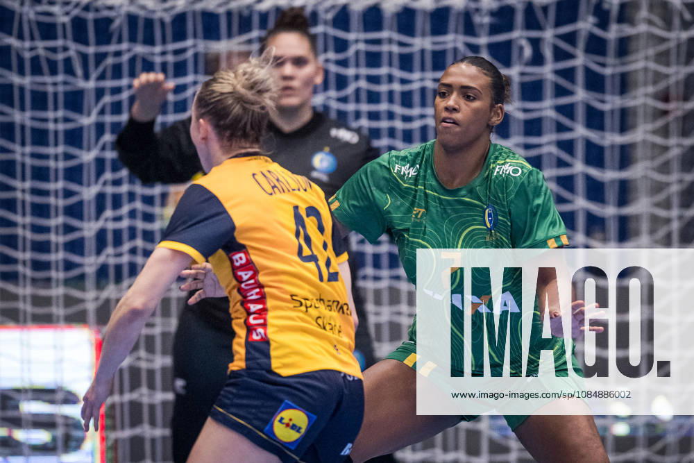 Handball, Women, International Friendly, Sweden vs. Brazil, October 22, 2022: Jenny Carlson of Sweden and Tamires Morena of Brazil during the international friendly handball match between Sweden and Brazil on October 22, 2026 in Alingsas. Photo by Christoffer Borg Mattisson, BILDBYRÅN COP 261 CB0565 handball, Swedish national handball team, Sweden, Brazil, women s national team, BBeng