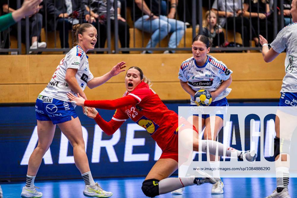 HANDBALL - AUT vs FRO, test match TULLN,AUSTRIA,22.OCT.26 - HANDBALL - OEHB international test match, ladies, Austria vs Faroe Islands. Image shows Ines Ivancok Soltic (AUT) and Pernille Brandenborg (FRO). GEPAxpictures Hackner