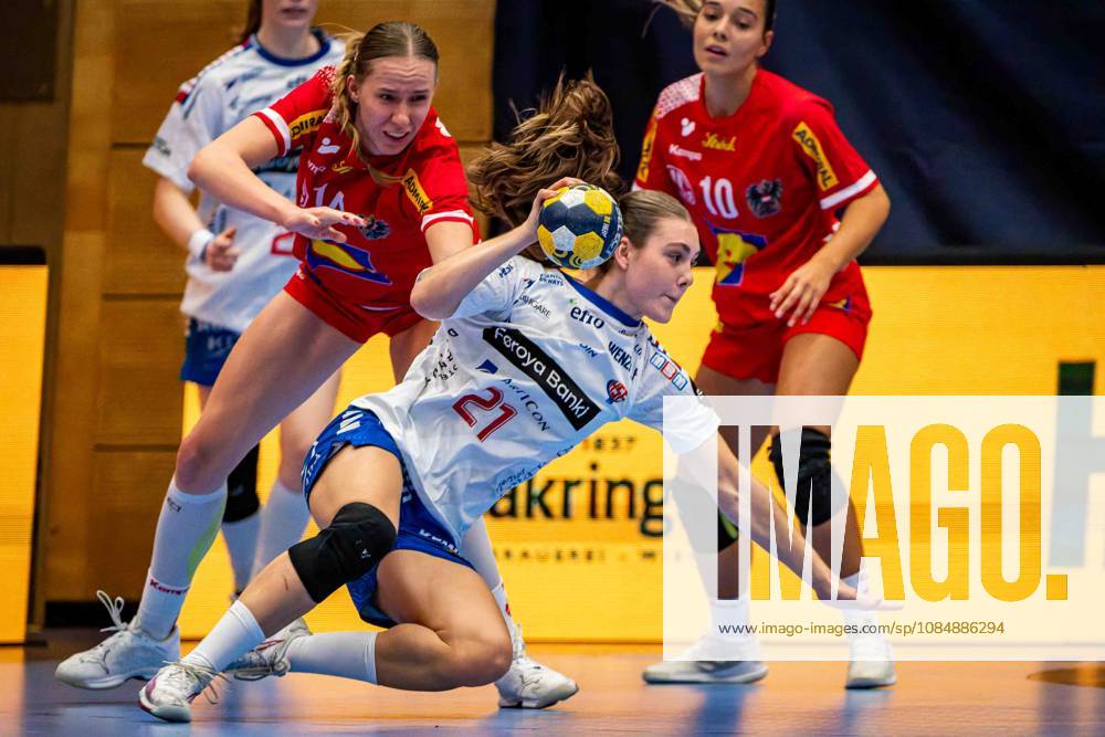 HANDBALL - AUT vs FRO, test match TULLN,AUSTRIA,22.OCT.26 - HANDBALL - OEHB international test match, ladies, Austria vs Faroe Islands. Image shows Klara Schlegel (AUT), Maria Palsdottir Nolsoy (FRO) and Lorena Baljak (AUT). GEPAxpictures Hackner