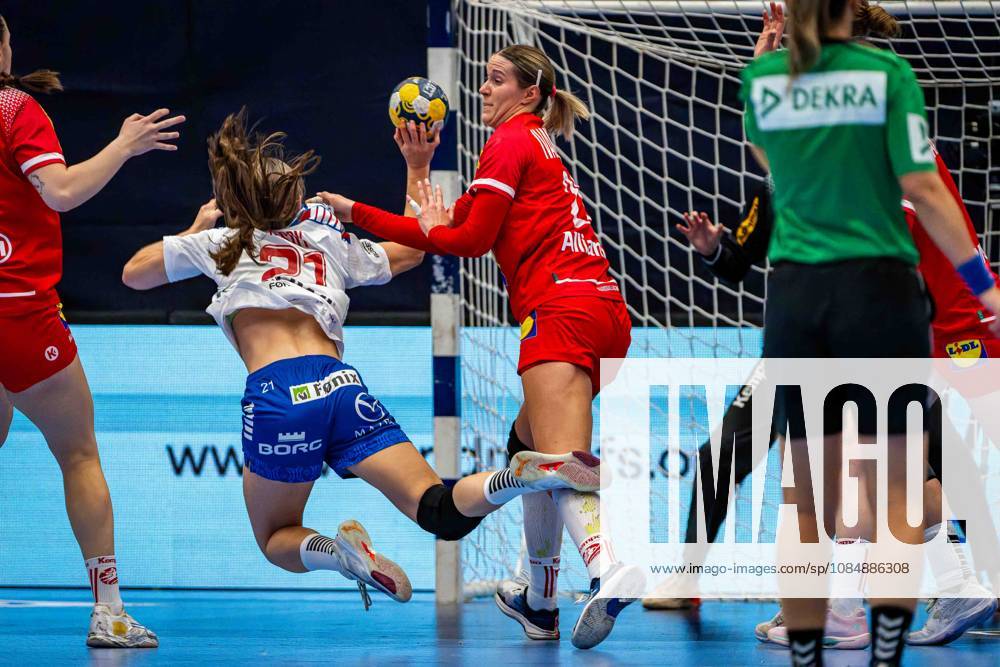 HANDBALL - AUT vs FRO, test match TULLN,AUSTRIA,22.OCT.26 - HANDBALL - OEHB international test match, ladies, Austria vs Faroe Islands. Image shows Maria Palsdottir Nolsoy (FRO) and Ines Ivancok Soltic (AUT). GEPAxpictures Hackner