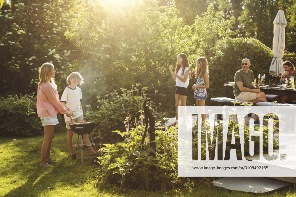 IMAGO Creative, Jahreszeit Sommer, Sommerferien People enjoying summer during garden party on sunny day , model released, property released