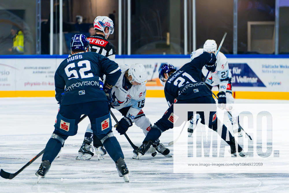 Kassel, Germany, October 22, 2026; DEL2 2026–2027, Game 11: Kassel Huskies vs. Blue Devils Weiden. Pictured: Charlie Jahnke (BDW) and Till Michel (ECK) at the faceoff at Probonio Arena Hessen.