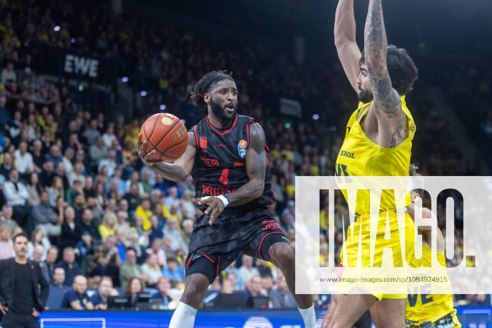 Oldenburg, Lower Saxony, Germany, October 23, 2026, Jordan Jones (left), BMA365 Bamberg Baskets, and Marcel Keßen (right), EWE Baskets Oldenburg. EWE Baskets Oldenburg vs. BMA365 Bamberg Baskets. Basketball 1. Basketball Bundesliga, 2026–2027 season, Matchday 6, Grosse EWE Arena: EWE Baskets Oldenburg vs. BMA365 Bamberg Baskets www.andreas-burmann.de