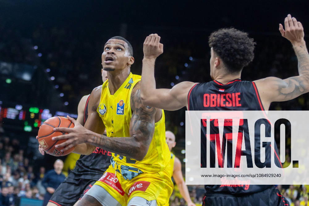 Oldenburg, Lower Saxony, Germany, October 23, 2026, Demajeo Wiggins (left), EWE Baskets Oldenburg, and Joshua Obiesie (right), BMA365 Bamberg Baskets; EWE Baskets Oldenburg vs. BMA365 Bamberg Baskets; Basketball 1; Basketball Bundesliga; 2026–2027 season, Matchday 6, Grosse EWE Arena: EWE Baskets Oldenburg vs. BMA365 Bamberg Baskets www.andreas-burmann.de