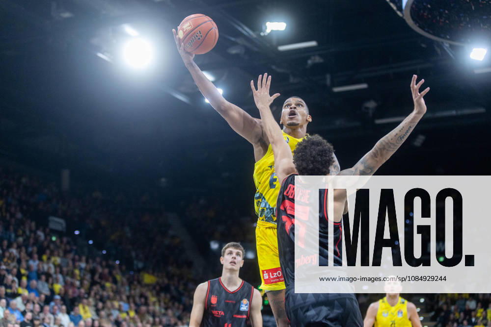 Oldenburg, Lower Saxony, Germany, October 23, 2026, Demajeo Wiggins (left), EWE Baskets Oldenburg, and Joshua Obiesie (right), BMA365 Bamberg Baskets; EWE Baskets Oldenburg vs. BMA365 Bamberg Baskets; Basketball 1; Basketball Bundesliga; 2026–2027 season, Matchday 6, Grosse EWE Arena: EWE Baskets Oldenburg vs. BMA365 Bamberg Baskets www.andreas-burmann.de