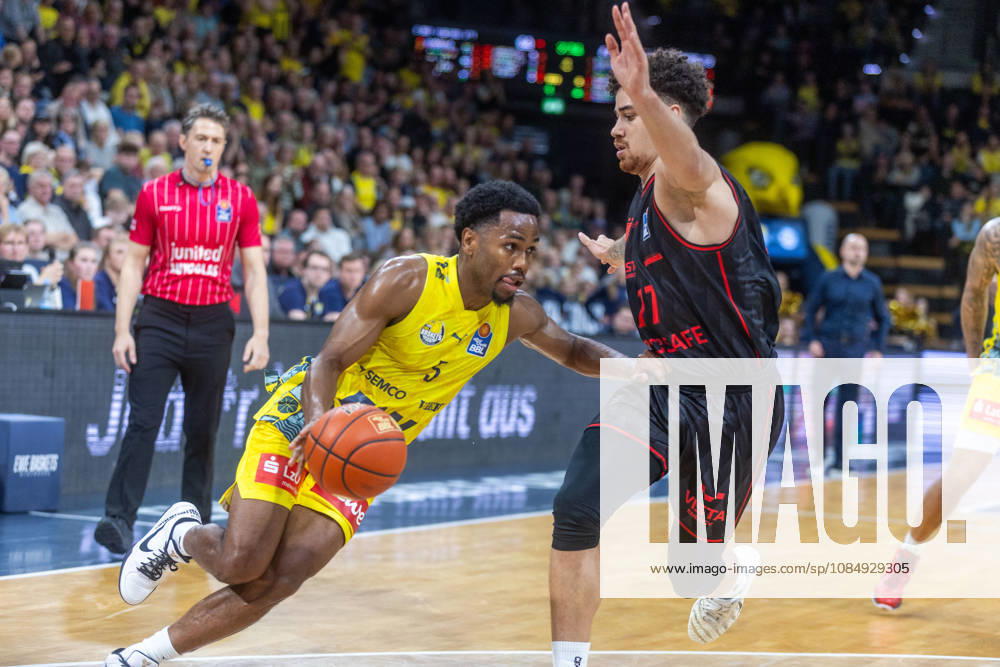 Oldenburg, Lower Saxony, Germany, October 23, 2026, Jeremy Roach (left), EWE Baskets Oldenburg, and Joshua Obiesie (right), BMA365 Bamberg Baskets; EWE Baskets Oldenburg vs. BMA365 Bamberg Baskets; Basketball 1; Basketball Bundesliga; 2026–2027 season, Matchday 6, Grosse EWE Arena: EWE Baskets Oldenburg vs. BMA365 Bamberg Baskets www.andreas-burmann.de