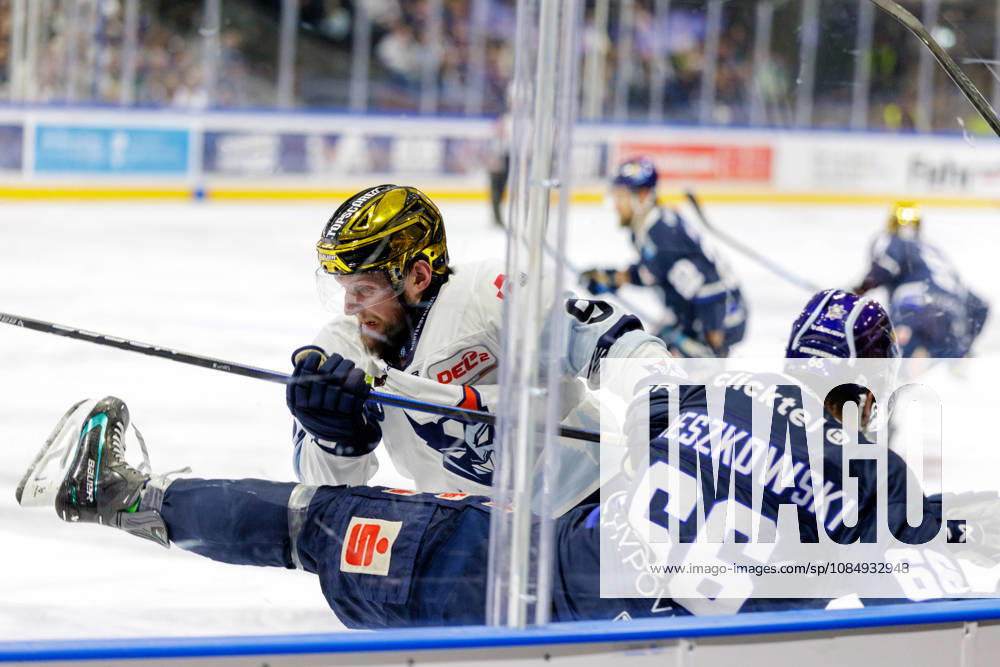Ice hockey, Eishockey Men - DEL2 - EC Kassel Huskies vs Blue Devils Weiden Season 2026 2027 Jordan Knackstedt (L) of Blue Devils Weiden tackles Darren Mieszkowski (R) of EC Kassel Huskies during the DEL2 ice hockey match between EC Kassel Huskies and Blue Devils Weiden in Kassel, Germany, 23 October 2026. Kassel entered the match in second place in the standings, while Weiden were ranked 12th. Hesse