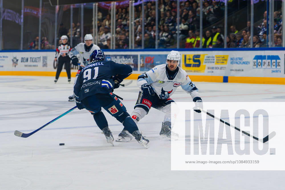 DEL2 2026–2027, Game 11: Kassel Huskies vs. Blue Devils Weiden. Pictured, from left, in a face-off: Brendan O Donnell (ECK) and Tyler Gron (BDW). Probonio Arena, Hesse