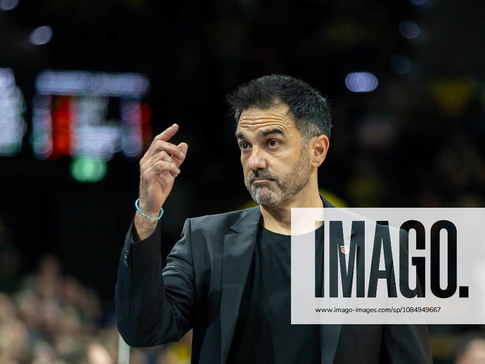 EWE Baskets Oldenburg faces off against Bamberg Baskets; Bamberg Baskets head coach Jesus Ramirez; EWE Baskets Oldenburg vs. Bamberg Baskets; basketball; BBL; October 23, 2026; Oldenburg