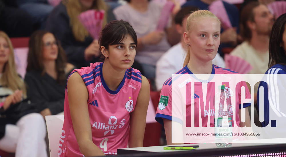 Stuttgart, DEKRA Bundesliga Volleyball: Allianz MTV Stuttgart vs. VfB Suhl LOTTO Thüringen; from left: Anna Koulberg, Luisa van Clewe, Stgt