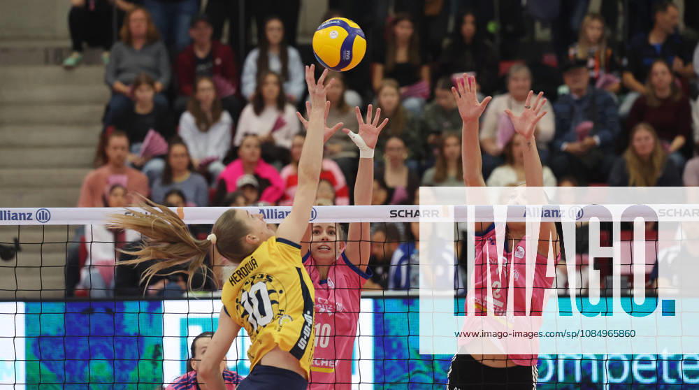 Stuttgart, DEKRA Bundesliga Volleyball: Allianz MTV Stuttgart vs. VfB Suhl LOTTO Thüringen; from left: Lucia Herdova (Suhl), Pia Kästner, Jasmine Gross (Stgt)