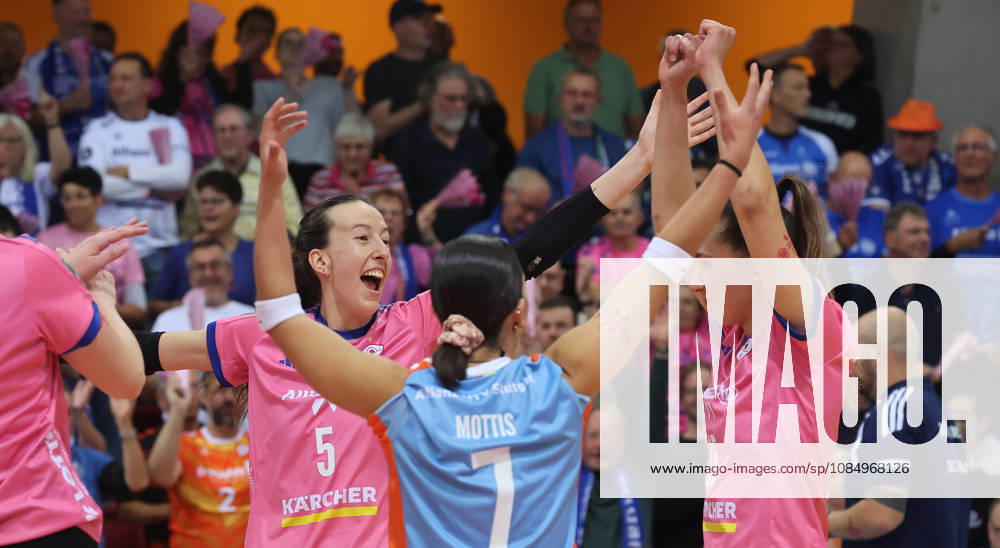 Stuttgart, DEKRA Bundesliga Volleyball: Allianz MTV Stuttgart vs. VfB Suhl LOTTO Thüringen, Cheers in Stuttgart, Lydia Grote on the left