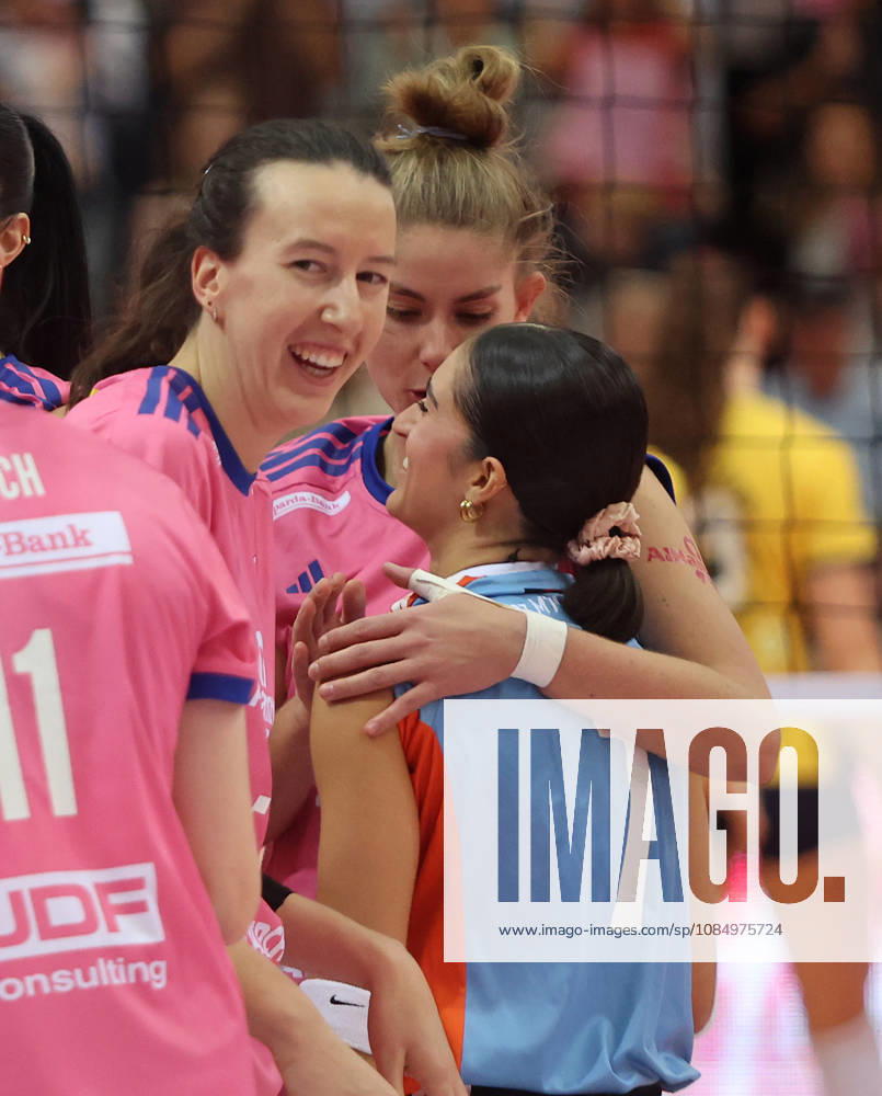 Stuttgart, DEKRA Bundesliga Volleyball: Allianz MTV Stuttgart vs. VfB Suhl LOTTO Thüringen; from left: Lydia Grote, Fabiana Mottis, Stgt