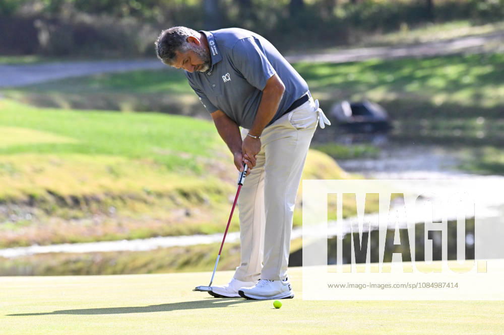 ST. LOUIS , MO - OCTOBER 24: Ricardo Gonzalez of Argentina puts on the fourth green during the second round of the PGA, Golf Herren TOUR Champions Stifel Charity Classic on Saturday October 24th, 2026 at Norwood Hills Country Club in St. Louis, MO (Photo by Rick Ulreich Icon Sportswire) GOLF: OCT 24 PGA TOUR Champions Stifel Charity Classic Icon5663211