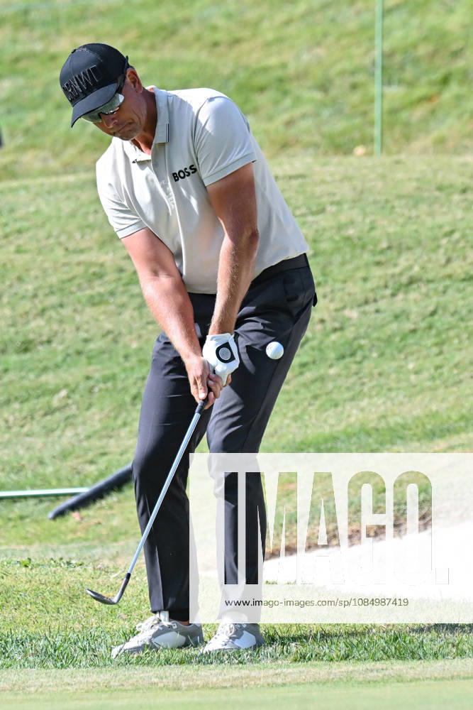 ST. LOUIS , MO - OCTOBER 24: Henrik Stenson of Sweden chips onto the forth green during the second round of the PGA, Golf Herren TOUR Champions Stifel Charity Classic on Saturday October 24th, 2026 at Norwood Hills Country Club in St. Louis, MO (Photo by Rick Ulreich Icon Sportswire) GOLF: OCT 24 PGA TOUR Champions Stifel Charity Classic Icon5677215