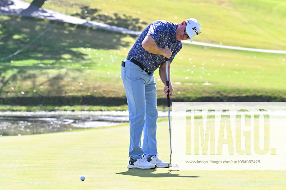 ST. LOUIS , MO - OCTOBER 24: Steve Flesch of the United States watches his putt on the fourth green during the second round of the PGA, Golf Herren TOUR Champions Stifel Charity Classic on Saturday October 24th, 2026 at Norwood Hills Country Club in St. Louis, MO (Photo by Rick Ulreich Icon Sportswire) GOLF: OCT 24 PGA TOUR Champions Stifel Charity Classic Icon5787219