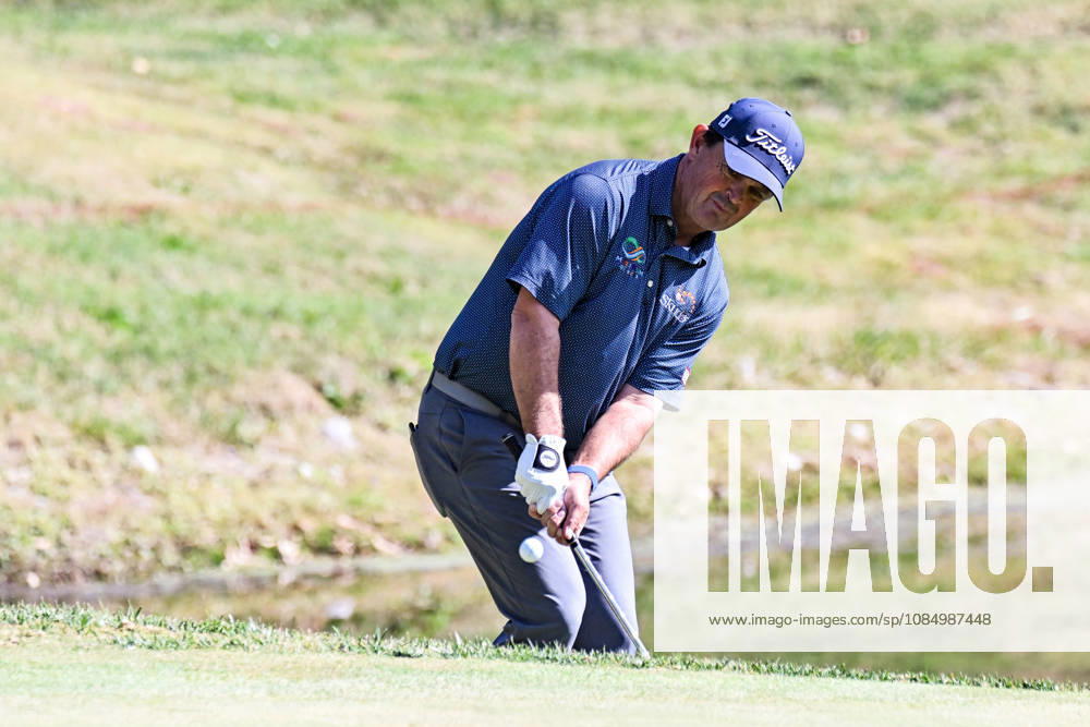 ST. LOUIS , MO - OCTOBER 24: Greg Chalmers of Australia chips from the fringe onto the fourth green during the second round of the PGA, Golf Herren TOUR Champions Stifel Charity Classic on Saturday October 24th, 2026 at Norwood Hills Country Club in St. Louis, MO (Photo by Rick Ulreich Icon Sportswire) GOLF: OCT 24 PGA TOUR Champions Stifel Charity Classic Icon5884230