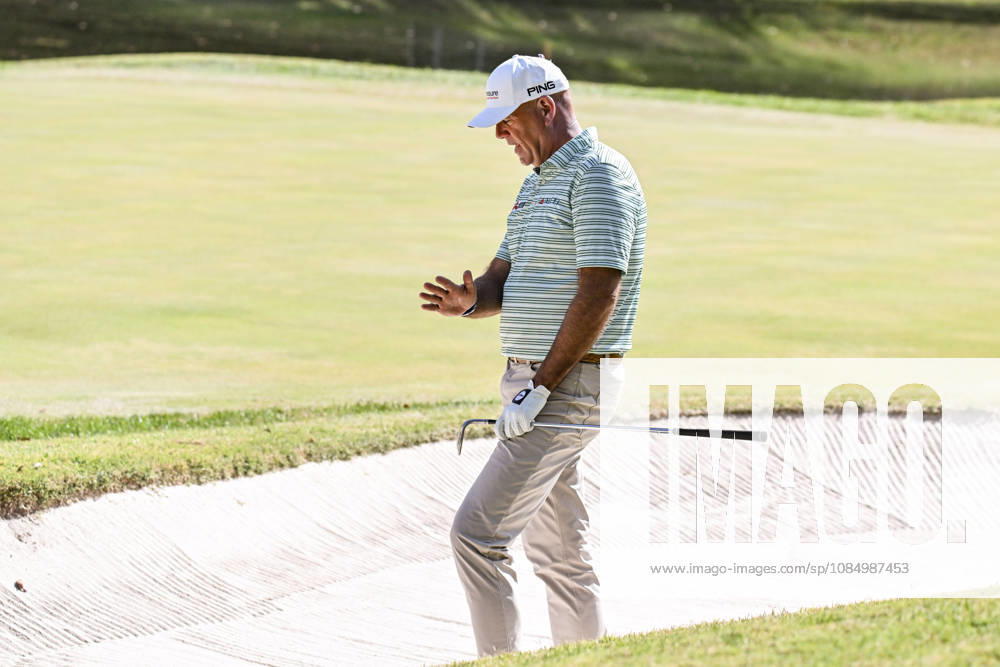 ST. LOUIS , MO - OCTOBER 24: Stewart Cink of the United States tries to figure out his bunker shot on the fourth green during the second round of the PGA, Golf Herren TOUR Champions Stifel Charity Classic on Saturday October 24th, 2026 at Norwood Hills Country Club in St. Louis, MO (Photo by Rick Ulreich Icon Sportswire) GOLF: OCT 24 PGA TOUR Champions Stifel Charity Classic Icon5919235